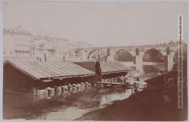 2 vues - Tarn-et-Garonne. 200. Montauban : le lavoir et le pont / photographie Amédée Trantoul (1837-1910). - Toulouse : maison Labouche frères, [entre 1900 et 1910]. - Photographie (ouvre la visionneuse)