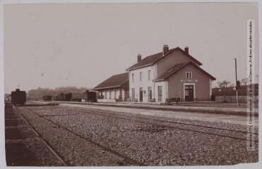 2 vues - Tarn-et-Garonne. 219. Beaumont-de-Lomagne : la gare. - Toulouse : maison Labouche frères, [entre 1900 et 1920]. - Photographie (ouvre la visionneuse)