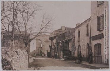 2 vues - Tarn-et-Garonne. 305. Féneyrols : la rue principale / photographie Henri Jansou (1874-1966). - Toulouse : maison Labouche frères, [entre 1900 et 1920]. - Photographie (ouvre la visionneuse)