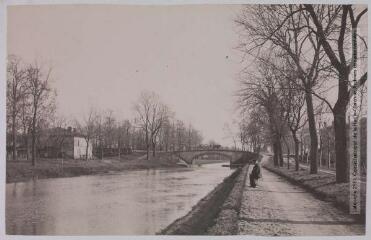 2 vues - Tarn-et-Garonne. 379. Grisolles : le canal latéral et pont de la gare. - Toulouse : maison Labouche frères, [entre 1900 et 1940]. - Photographie (ouvre la visionneuse)