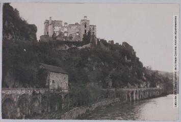 2 vues - Tarn-et-Garonne. Laguépie : le château n° 1 / photographie Amédée Trantoul (1837-1910). - Toulouse : maison Labouche frères, [entre 1900 et 1910]. - Photographie (ouvre la visionneuse)