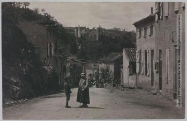 2 vues - Tarn-et-Garonne. Laguépie : faubourg Saint-Martin / photographie Amédée Trantoul (1837-1910). - Toulouse : maison Labouche frères, [entre 1900 et 1910]. - Photographie (ouvre la visionneuse)