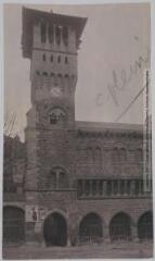 2 vues - Tarn-et-Garonne. Hôtel de ville de Saint-Antonin[-Noble-Val] / photographie Amédée Trantoul (1837-1910). - Toulouse : maison Labouche frères, [entre 1900 et 1910]. - Photographie (ouvre la visionneuse)