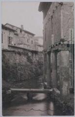 2 vues - Saint-Antonin[-Noble-Val] : une tannerie au bord de la Bonnette. - Toulouse : maison Labouche frères, [entre 1900 et 1940]. - Photographie (ouvre la visionneuse)