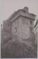 2 vues - Laguépie : Varens le château M.H. [Varen]. - Toulouse : maison Labouche frères, [entre 1900 et 1940]. - Photographie (ouvre la visionneuse)