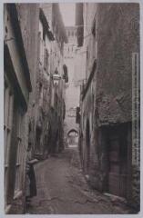 3 vues - Le Tarn-et-Garonne. 53. Saint-Antonin[-Noble-Val] : vieille rue de l\'Horloge. - Toulouse : phototypie Labouche frères, [entre 1918 et 1937], tampon d\'édition du 16 juin 1925. - Carte postale (ouvre la visionneuse)