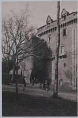 4 vues  - Le Tarn-et-Garonne. 70. Varen : porte fortifiée du château. - Toulouse : phototypie Labouche frères, [entre 1909 et 1925], tampon d\'édition du 14 janvier 1919. - Carte postale (ouvre la visionneuse)