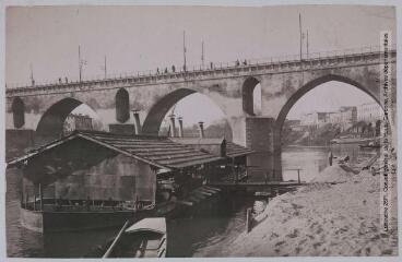 3 vues - Le Tarn-et-Garonne. 200. Montauban : le bateau lavoir et le pont / [photographie Henri Jansou (1874-1966)]. - Toulouse : phototypie Labouche frères, [entre 1905 et 1925]. - Carte postale (ouvre la visionneuse)