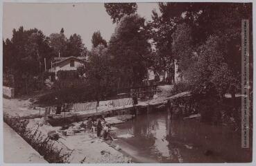 3 vues - Le Tarn-et-Garonne. 210. Caussade : les bords du Cande / [photographie Amédée Trantoul (1837-1910)]. - Toulouse : phototypie Labouche frères, [entre 1909 et 1925]. - Carte postale (ouvre la visionneuse)