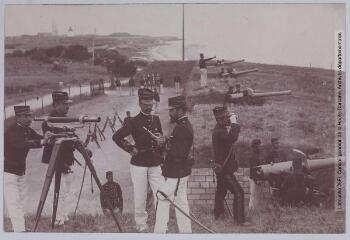 3 vues [52. Artillerie de côte - Batterie de 95 de côte (avec un officier d'artillerie japonais)].- Toulouse : phototypie Labouche frères, marque LF au verso, [entre 1918 et 1925]. - Carte postale