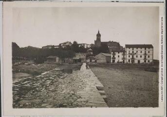 2 vues - [Fontarrabie : le clocher de l\'église Santa-Maria vu du port]. - Toulouse : maison Labouche frères, [entre 1908 et 1910]. - Photographie (ouvre la visionneuse)