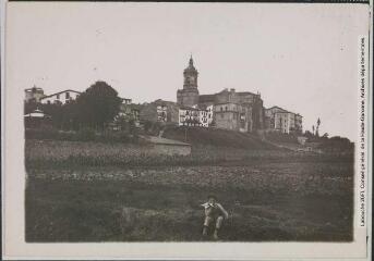 2 vues  - [Fontarrabie : vue rapprochée du clocher de l\'église Santa-Maria]. - Toulouse : maison Labouche frères, [entre 1908 et 1910]. - Photographie (ouvre la visionneuse)