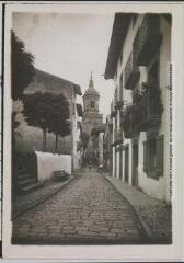 2 vues - [Fontarrabie : rue du centre-ville et clocher de l\'église Santa-Maria]. - Toulouse : maison Labouche frères, [entre 1908 et 1910]. - Photographie (ouvre la visionneuse)