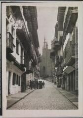 2 vues - [Fontarrabie : rue de la ville et église]. - Toulouse : maison Labouche frères, [entre 1908 et 1910]. - Photographie (ouvre la visionneuse)