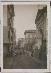 2 vues - [Fontarrabie : rue de la ville et édifice religieux]. - Toulouse : maison Labouche frères, [entre 1908 et 1910]. - Photographie (ouvre la visionneuse)