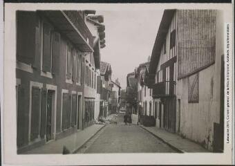 2 vues - [Fontarrabie : rue de la ville et maison basque]. - Toulouse : maison Labouche frères, [entre 1908 et 1910]. - Photographie (ouvre la visionneuse)