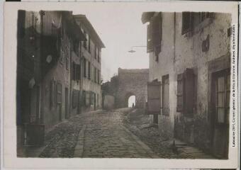 2 vues - [Fontarrabie : rue pavée conduisant à une porte fortifiée]. - Toulouse : maison Labouche frères, [entre 1908 et 1910]. - Photographie (ouvre la visionneuse)
