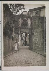 2 vues - [Fontarrabie : porte de la ville]. - Toulouse : maison Labouche frères, [entre 1908 et 1910]. - Photographie (ouvre la visionneuse)