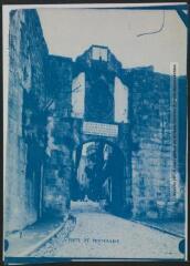 2 vues - 1. Porte de Fontarabie [Fontarrabie]. - Toulouse : maison Labouche frères, [entre 1900 et 1920]. - Photographie (ouvre la visionneuse)