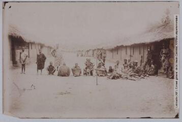 3 vues - [58]. Un village en A.O.F. : route vers Abidjan / photographie Louis Handmann, Libreville. - Toulouse : maison Labouche frères, [entre 1929 et 1930]. - Photographie (ouvre la visionneuse)