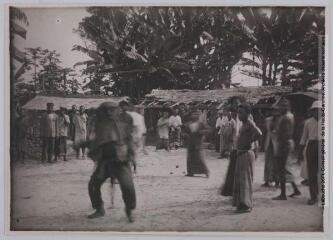 3 vues - Gabon [Guinée équatoriale]. Un okoukoué ntoum dansant (à Macoc). - Toulouse : maison Labouche frères, [entre 1920 et 1940]. - Photographie (ouvre la visionneuse)