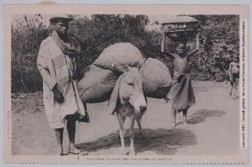 3 vues - 1. Indigène portant ses arachides au marché. - Dakar : A. Albaret, [entre 1930 et 1950]. - Carte postale (ouvre la visionneuse)