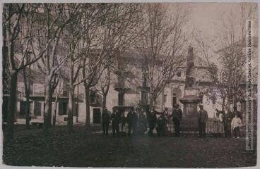 2 vues - 390. Puigcerda : plaza del Casino / photographie Henri Jansou (1874-1966). - Toulouse : maison Labouche frères, [entre 1900 et 1920]. - Photographie (ouvre la visionneuse)