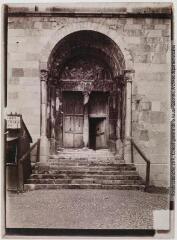 3 vues - Les Pyrénées. 25. Saint-Bertrand-de-Comminges : porte de la cathédrale. - Toulouse : phototypie Labouche frères, [entre 1905 et 1918]. - Carte postale (ouvre la visionneuse)