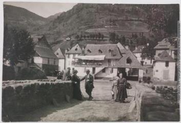 4 vues - Pyrénées (1re série). 281. Valle de Aran : Bosost : interior del pueblo y punte : intérieur du village. - Toulouse : phototypie Labouche frères, [entre 1930 et 1937]. - Carte postale (ouvre la visionneuse)