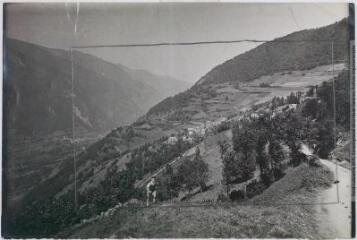 3 vues Les Pyrénées Centrales. 589. Vallée de Luchon : village de Sode. En bas, montée d'Artigue. - Toulouse : phototypie Labouche frères, [entre 1930 et 1937]. - Carte postale