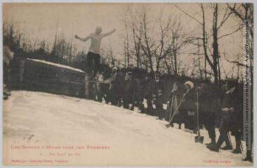 2 vues - Les sports d\'hiver dans les Pyrénées. 3. Un saut en ski / Cliché Ed. Jacques. - Toulouse : phototypie Labouche frères, [entre 1905 et 1918]. - Carte postale (ouvre la visionneuse)