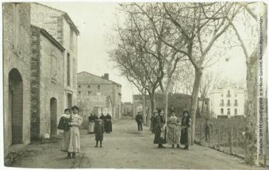 2 vues - Le Roussillon. 440. Le Soler près Perpignan : avenue de la Gare. - Toulouse : maison Labouche frères, [entre 1900 et 1920]. - Photographie (ouvre la visionneuse)