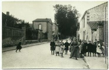 2 vues - Le Roussillon. 637. Ille-sur-Têt : le groupe scolaire. - Toulouse : maison Labouche frères, [entre 1900 et 1920]. - Photographie (ouvre la visionneuse)