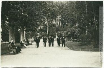 3 vues - Le Roussillon. 696. Perpignan : le jardin public. - Toulouse : maison Labouche frères, [entre 1900 et 1920]. - Photographie (ouvre la visionneuse)