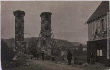 2 vues  - Corrèze. Beaulieu[-sur-Dordogne] : le pont suspendu sur la Dordogne / photographie Amédée Trantoul (1837-1910). - Toulouse : maison Labouche frères, [entre 1900 et 1910]. - Photographie (ouvre la visionneuse)