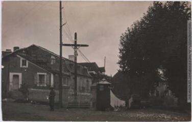 2 vues  - Corrèze. Beaulieu[-sur-Dordogne] : boulevard. - Toulouse : maison Labouche frères, [entre 1900 et 1910]. - Photographie (ouvre la visionneuse)
