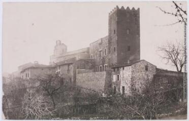 2 vues - 25. Vernet-les-Bains : le château / photographie Henri Jansou (1874-1966). - Toulouse : maison Labouche frères, [entre 1900 et 1920]. - Photographie (ouvre la visionneuse)