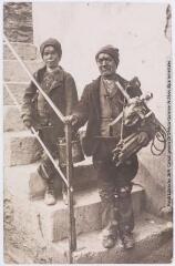2 vues - 68. Perpignan : ramoneurs savoyards / photographie Henri Jansou (1874-1966). - Toulouse : maison Labouche frères, [entre 1900 et 1920]. - Photographie (ouvre la visionneuse)