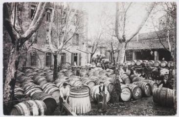 2 vues - Cour d\'expédition de la maison Jean Denjoy, vins en gros Perpignan. - Toulouse : maison Labouche frères, [entre 1900 et 1920]. - Photographie (ouvre la visionneuse)