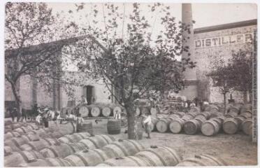 2 vues  - La Roussillonnaise : cour de la distillerie. Maison A. Blain Nicolas à Rivesaltes (Pyrénées-Orientales). - Toulouse : maison Labouche frères, [entre 1900 et 1920]. - Photographie (ouvre la visionneuse)