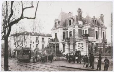 2 vues - Perpignan : hôtel de M. Emile Drancourt. - Toulouse : maison Labouche frères, [entre 1900 et 1920]. - Photographie (ouvre la visionneuse)