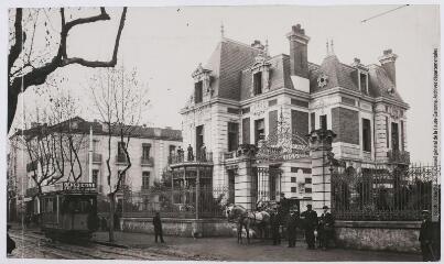 2 vues - Perpignan : [hôtel de M. Emile Drancourt]. - Toulouse : maison Labouche frères, [entre 1900 et 1920]. - Photographie (ouvre la visionneuse)