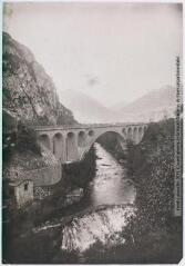 2 vues - Pont du chemin de fer du Midi avant d\'arriver à Villefranche-du-Conflent. - Toulouse : maison Labouche frères, [entre 1900 et 1920]. - Photographie (ouvre la visionneuse)