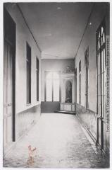 3 vues  - 7. Institution Saint-Louis de Gonzague : le corridor du Sacré-Coeur. - Toulouse : maison Labouche frères, [entre 1920 et 1940]. - Photographie (ouvre la visionneuse)
