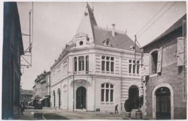 2 vues - Les Pyrénées (4e série). 72. Lannemezan : nouvel Hôtel de ville. - Toulouse : maison Labouche frères, [entre 1900 et 1920]. - Photographie (ouvre la visionneuse)
