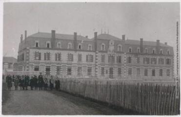 2 vues - Les Pyrénées (4e série). 141. Lannemezan : l\'école primaire de jeunes filles. - Toulouse : maison Labouche frères, [entre 1900 et 1920]. - Photographie (ouvre la visionneuse)