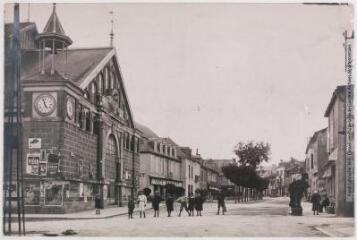 2 vues - Les Pyrénées (4e série). 217. Lannemezan : la halle et avenue de la Gare. - Toulouse : maison Labouche frères, [entre 1900 et 1930]. - Photographie (ouvre la visionneuse)