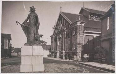 2 vues - Les Pyrénées (4e série). 217. Lannemezan : statue \'Druidesse\' et la halle / photographie Henri Jansou (1874-1966). - Toulouse : maison Labouche frères, [entre 1900 et 1930]. - Photographie (ouvre la visionneuse)