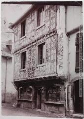 2 vues  - Les Pyrénées (4e série). 355. La vallée d\'Aure. Arreau (Hautes-Pyrénées) : vieille maison Renaissance. - Toulouse : maison Labouche frères, [entre 1920 et 1950]. - Photographie (ouvre la visionneuse)