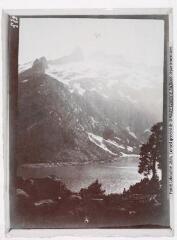 2 vues  - Le lac d\'Aubert (2160 m) et le pic d\'Aubert ou Néouvielle (3092) vus du sentier du col d\'Aubert. - Toulouse : maison Labouche frères, [entre 1900 et 1920]. - Photographie (ouvre la visionneuse)